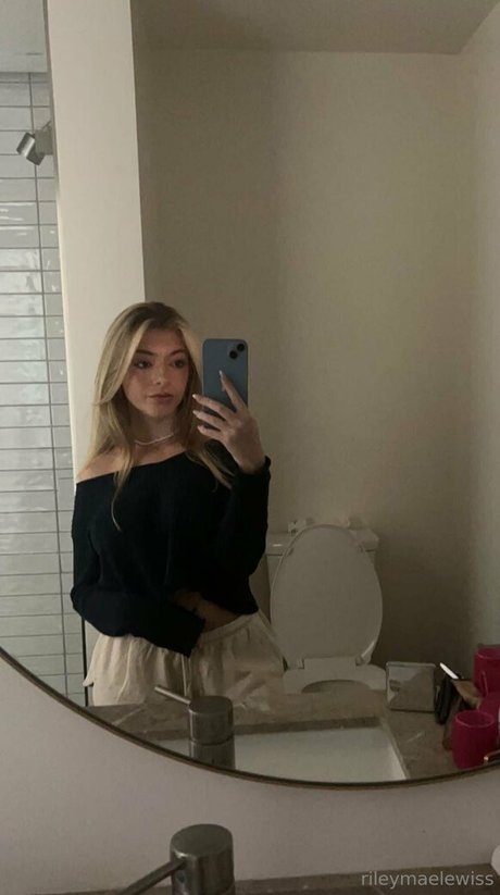 rileymaetwo nude model gallery