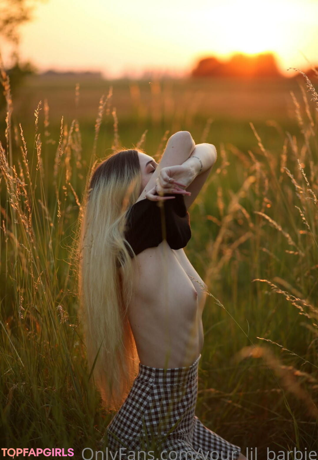 reallolawhite model art gallery
