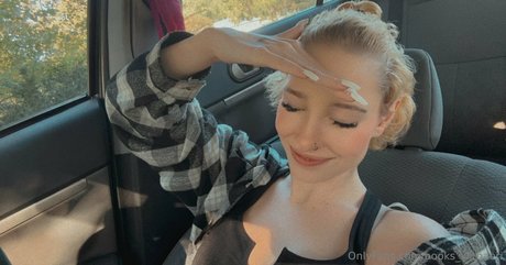 books withari exclusive pornstar image