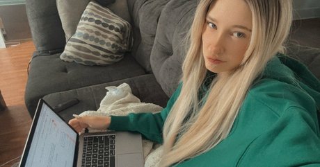 books withari nice actress image