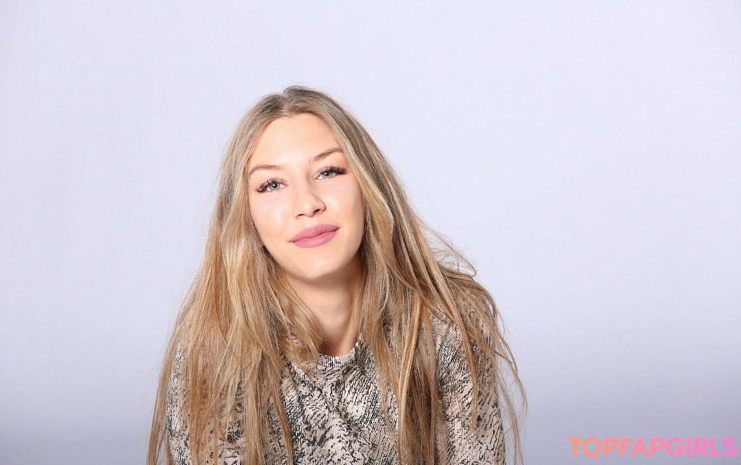 lauragetshigh star nude pic