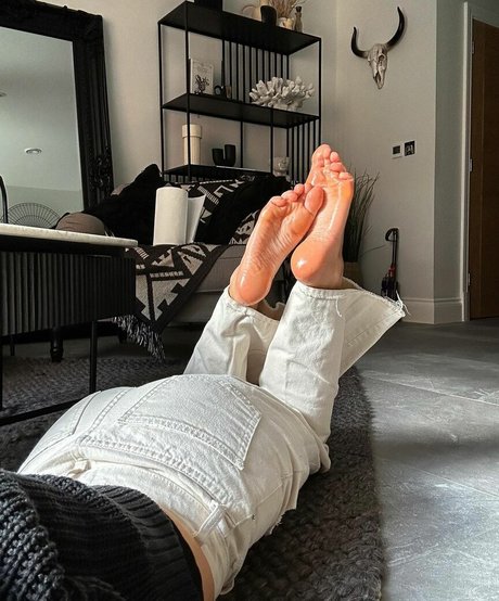 Graceful Feet pornstar img