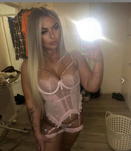 ashtonhughesxo model sexy img