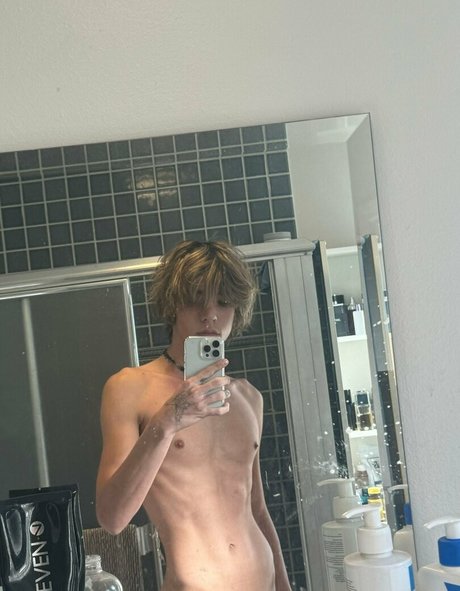 okayjohnnyboy naked model picture