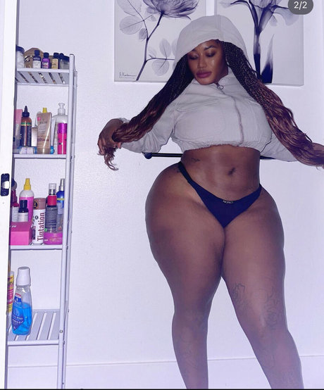 Didi Love naked model picture