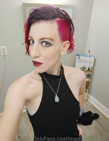 madamedragnir pretty pornstar image