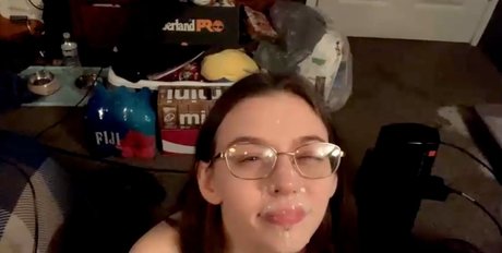 astriddabomb top profile image