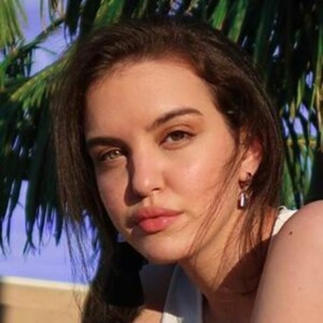 Lilimar Hernandez model nice images
