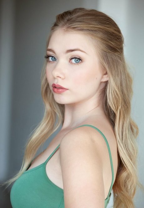 Emilia McCarthy star perfect pic