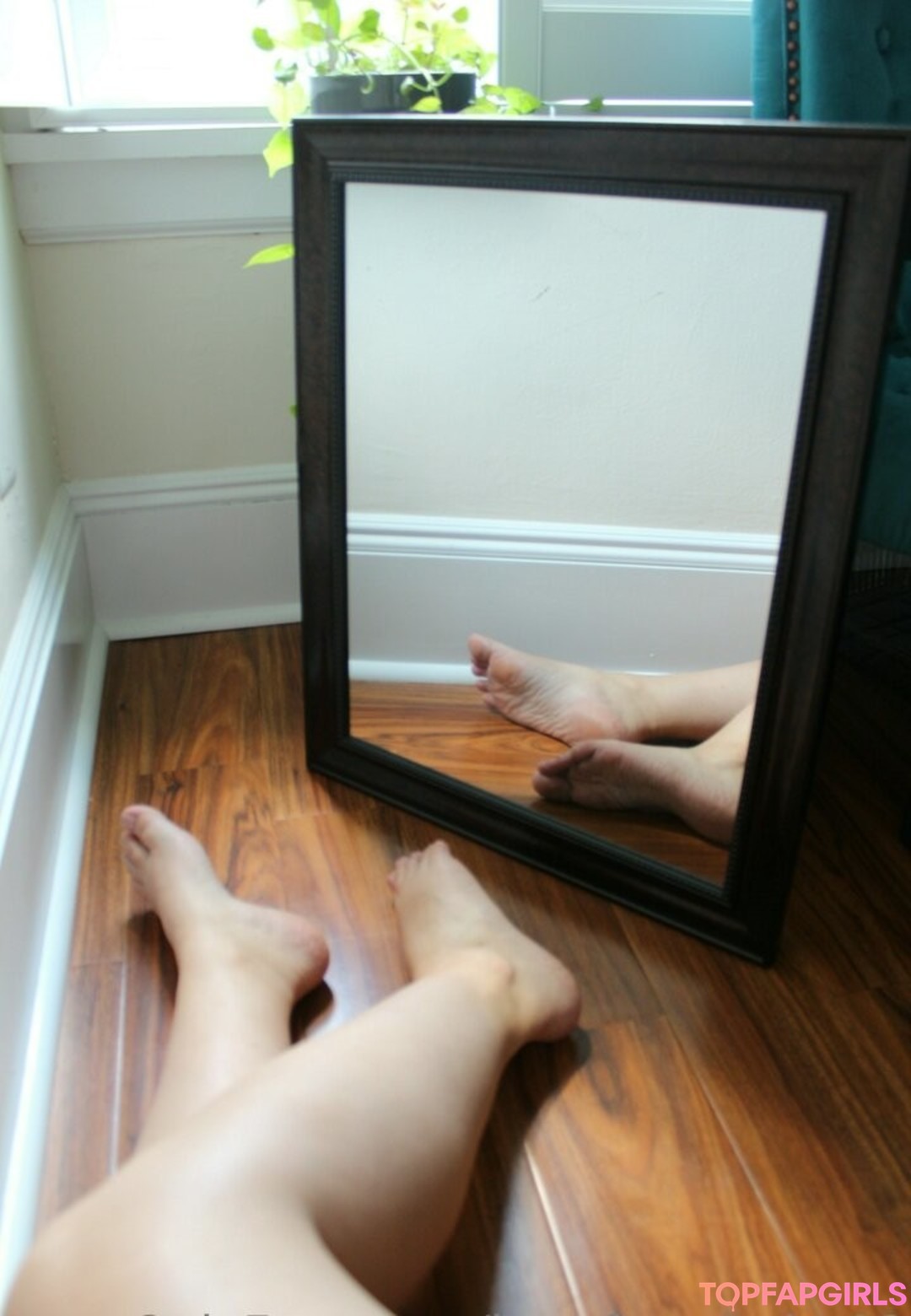 barefoot babe02 beautiful actress img