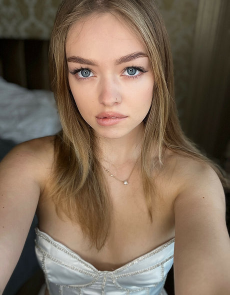 Teen Mia pretty model photo