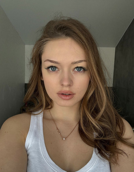 Teen Mia hot model picture