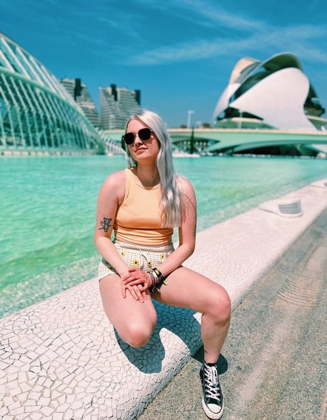 Larissa Zeeuwe nude pornstar archive