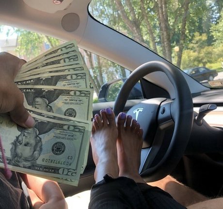 Sinister Simone hd actress pictures