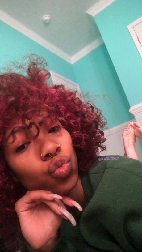 Sinister Simone xxx pornstar img