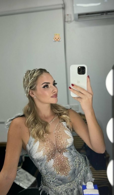 crazy splits model beautiful pictures