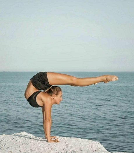 crazy splits hd model photos