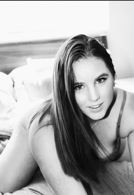 blueeyesbombshell star erotic image