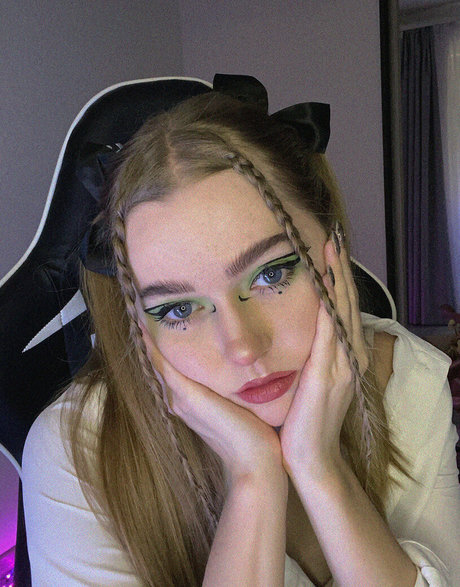 Cymanneth model sex picture