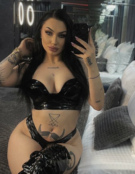 LaReinaMalvadaa porn star archive