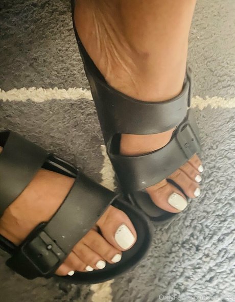 vee feet hot actress pics