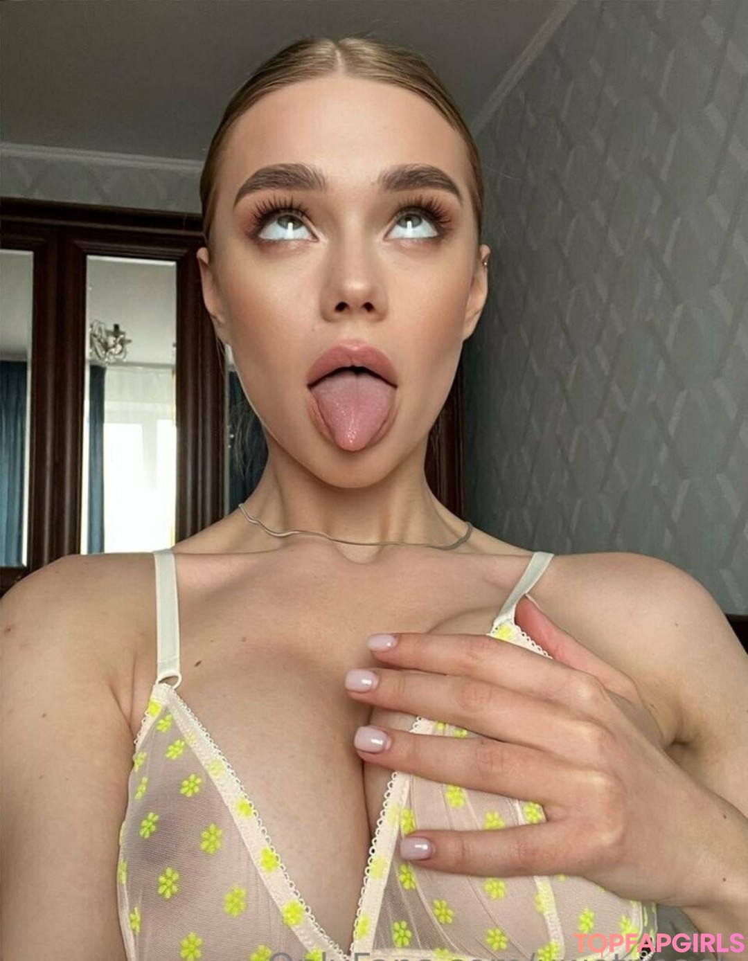 uwetpeach model erotic gallery