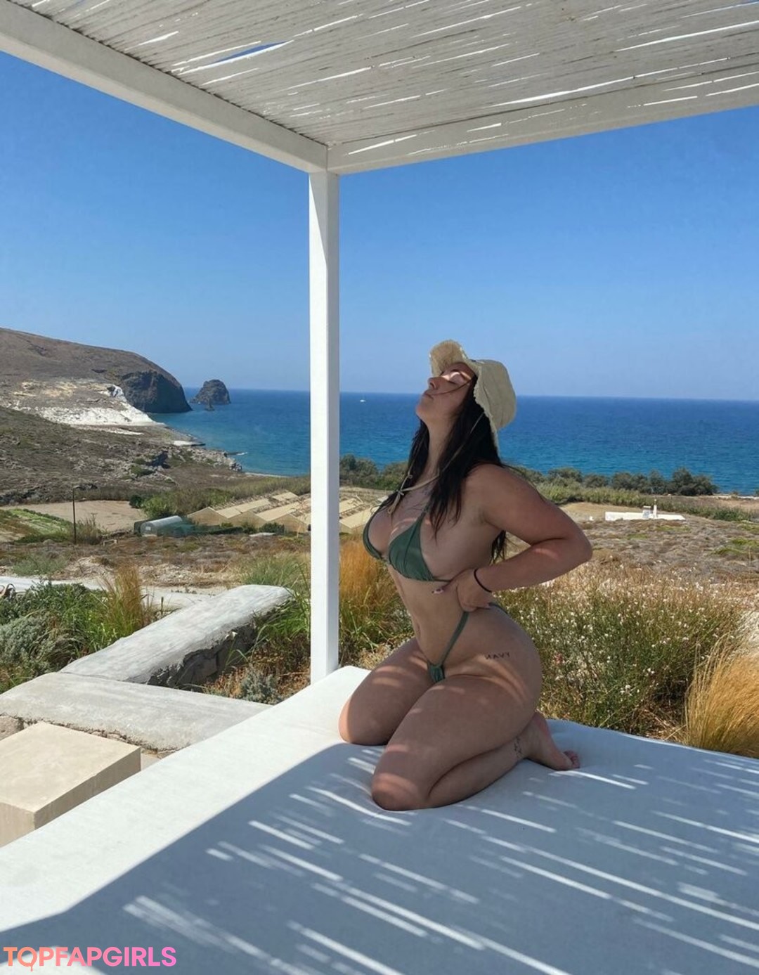 Badgalantii model erotic picture