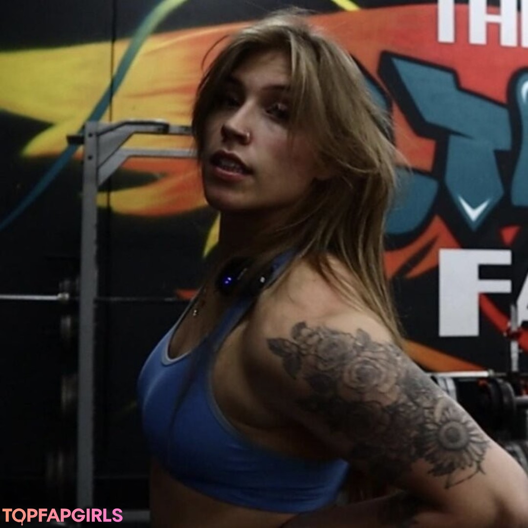 Betsy Parmley model top img