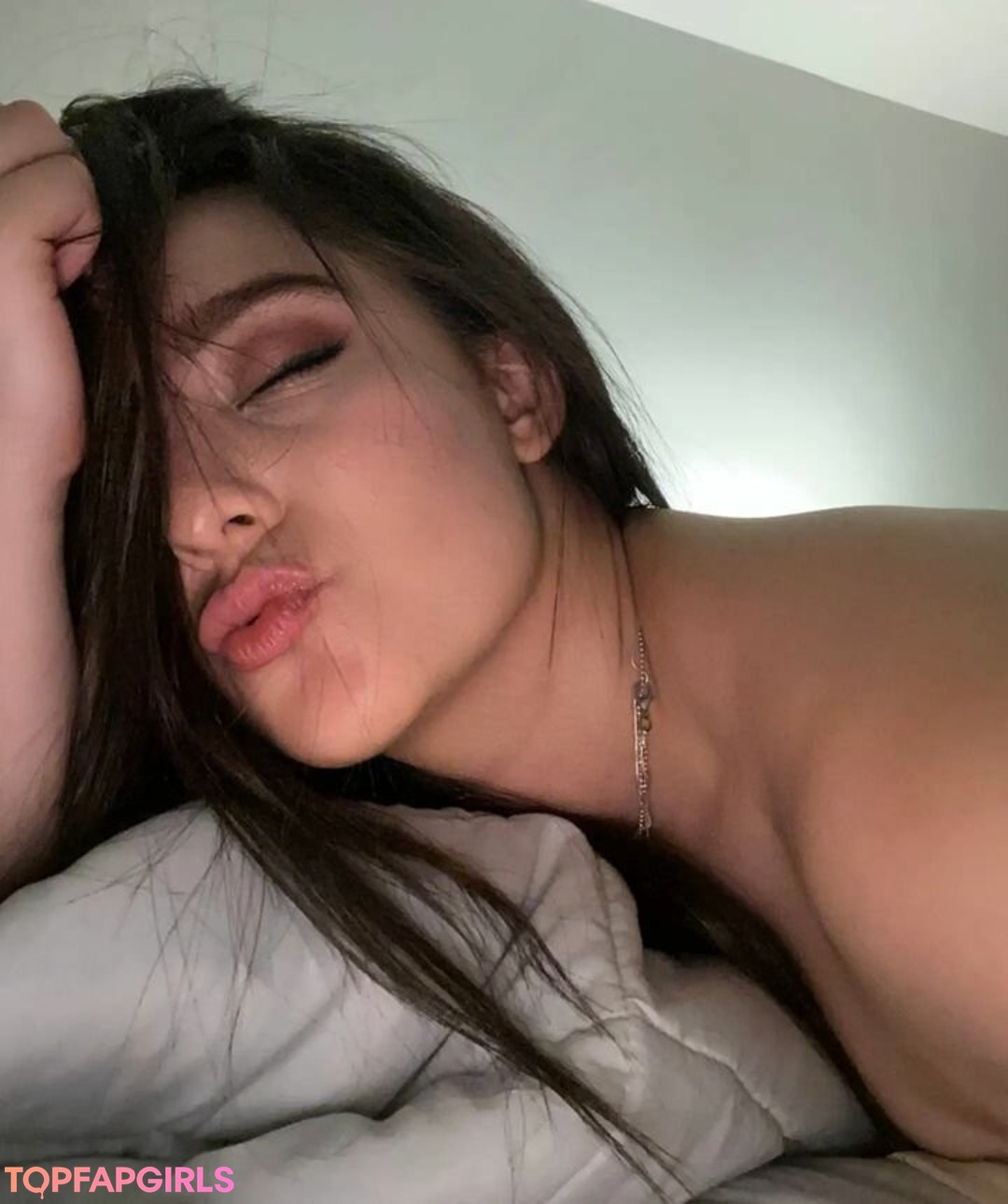 Daniela Flores pretty actress photos