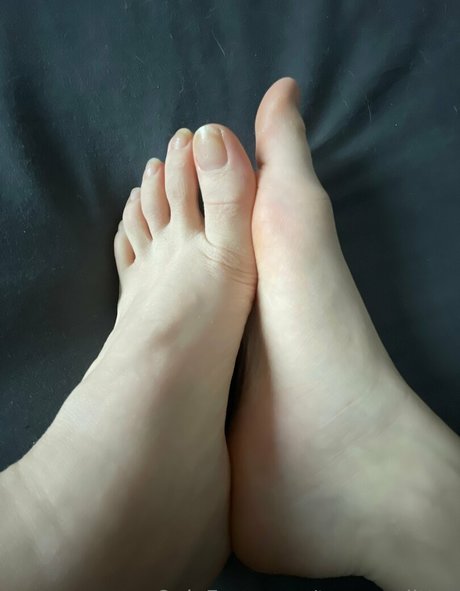 toesonglitter exclusive actress pic