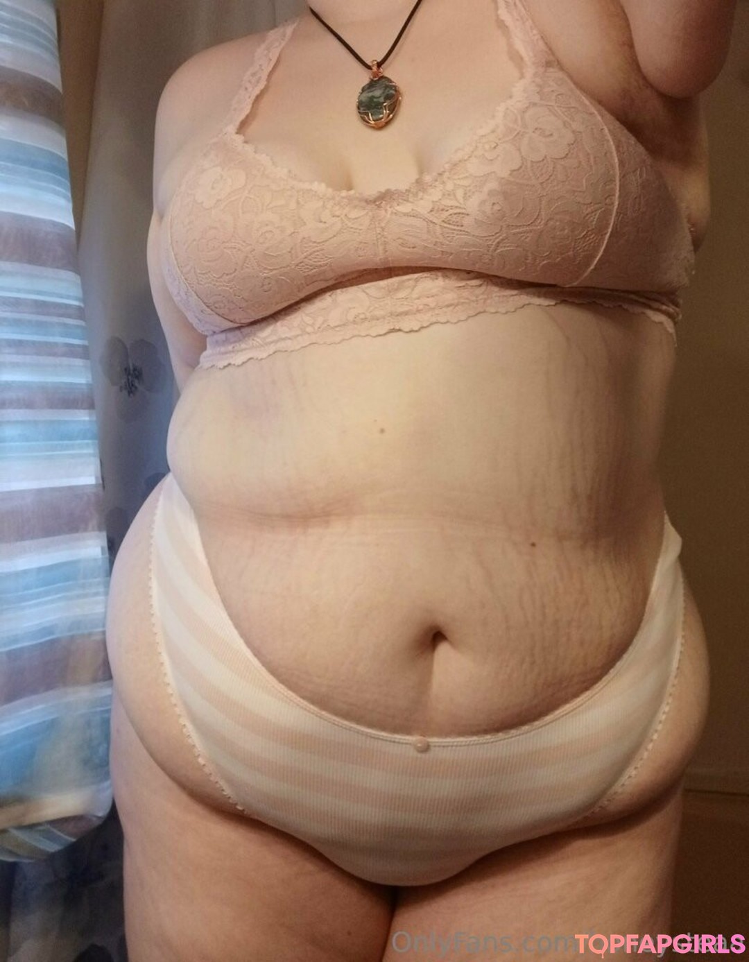 honeysteaa model nude picture