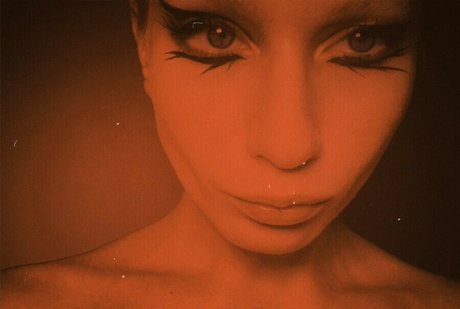 Annie Kinshova pretty pornstar photos