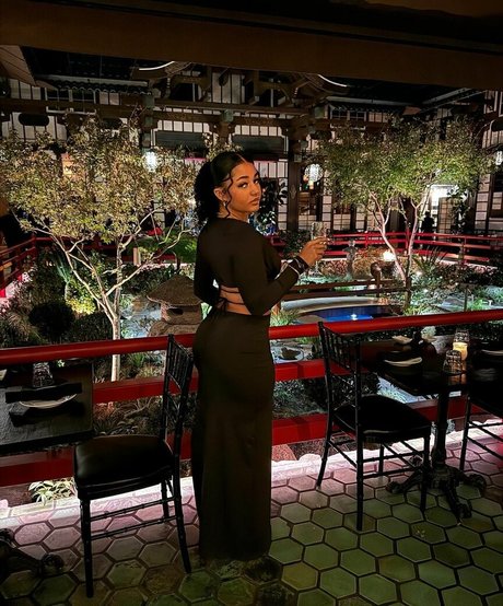 Scarlet May pornstar sexy pictures