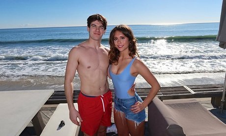 Zoe Simmons sexy actress pics