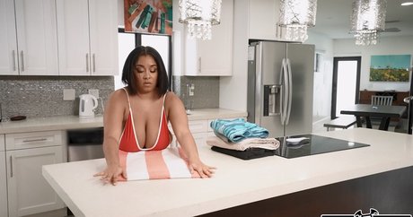 Juliana Dreams porn model img