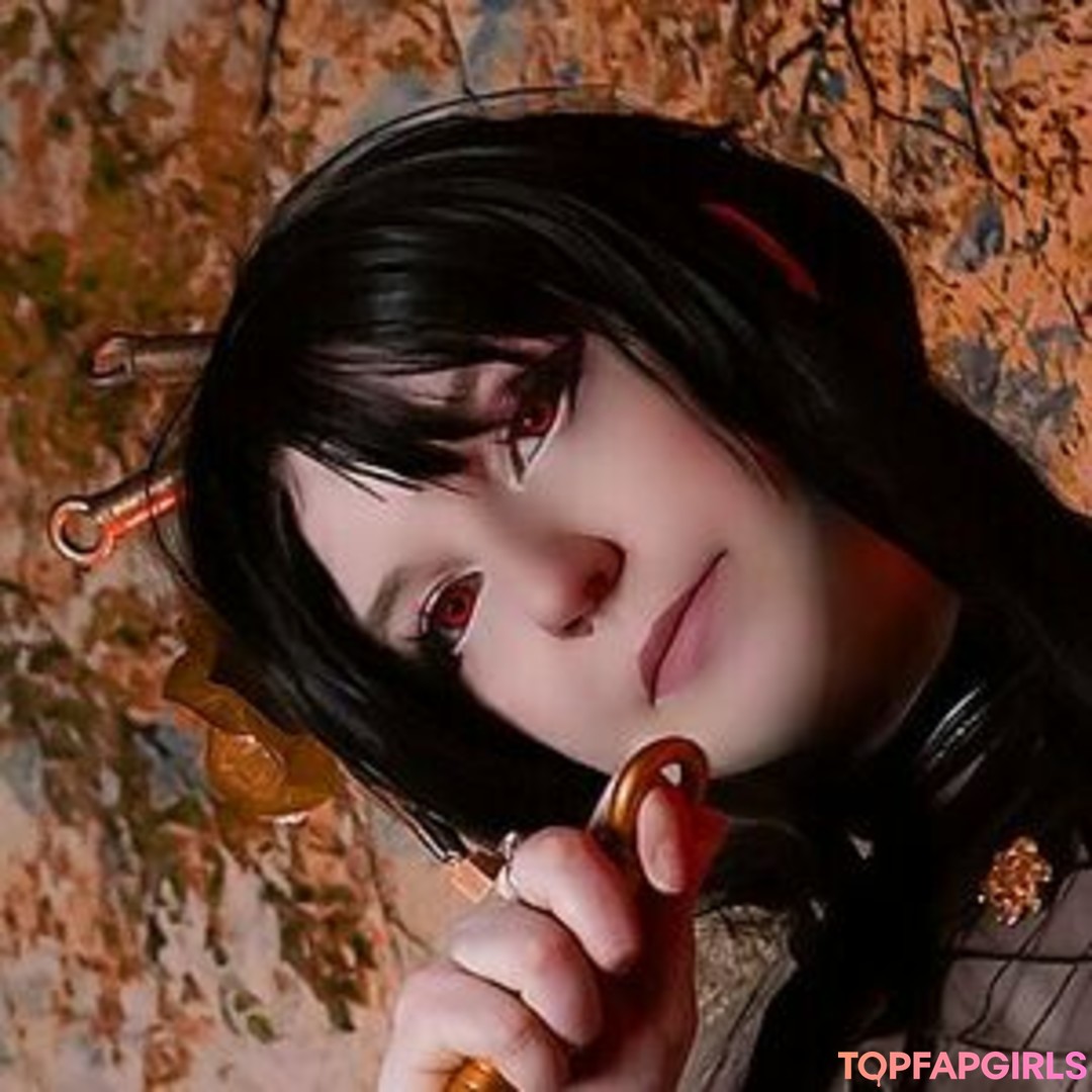 Mumacosplay model naked image