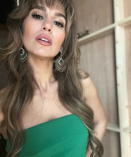 Christy Carlson Romano star naked photo