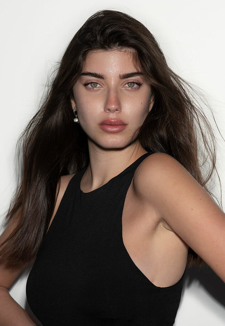 Noa Leibu naked model gallery