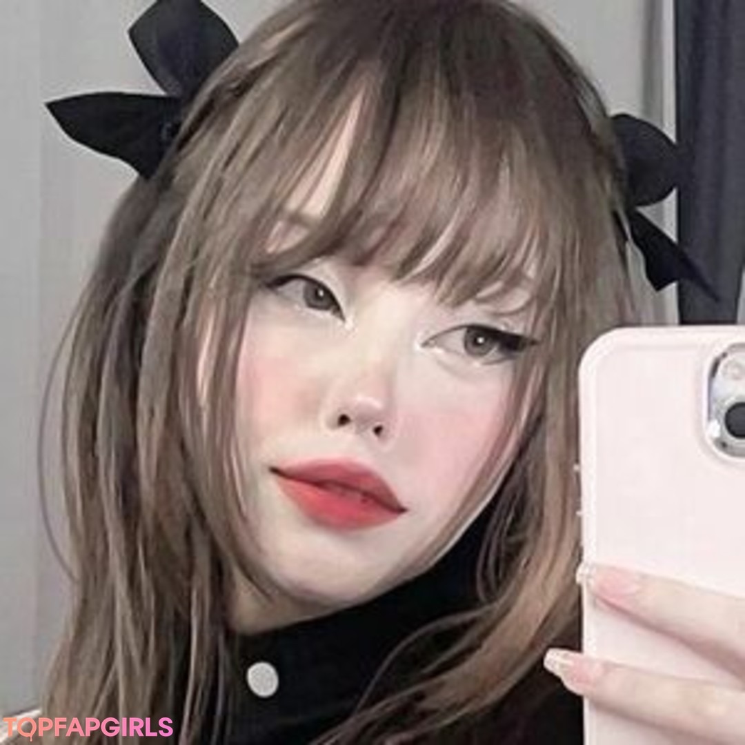 Romllr naked model image