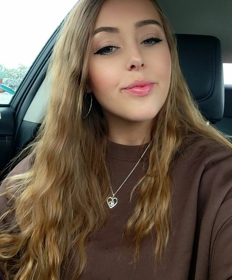 busty onlyfans pretty pics