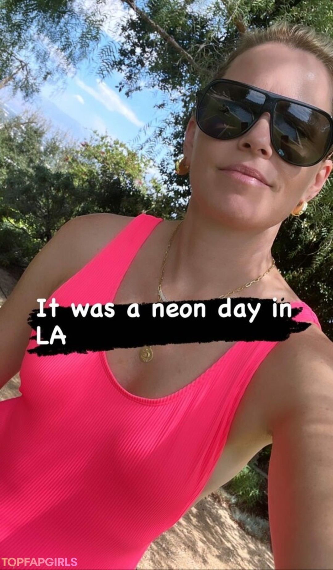 Elizabeth Banks model nice galleries