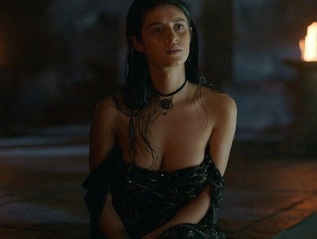 Anya Chalotra star nude photo