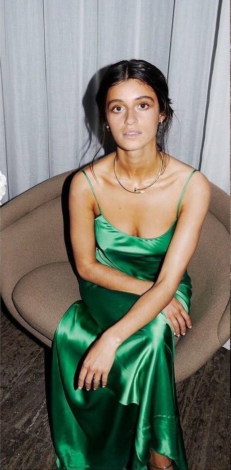 Anya Chalotra star sex image