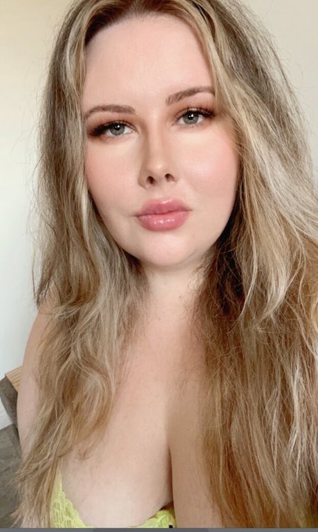 Traycee model perfect picture