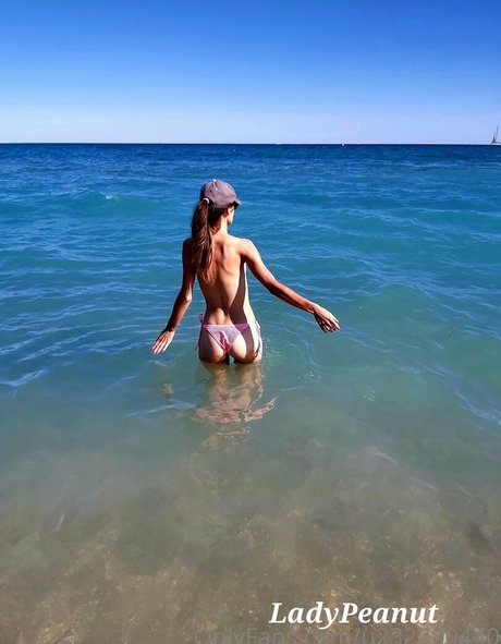 ladypeanut model exclusive gallery