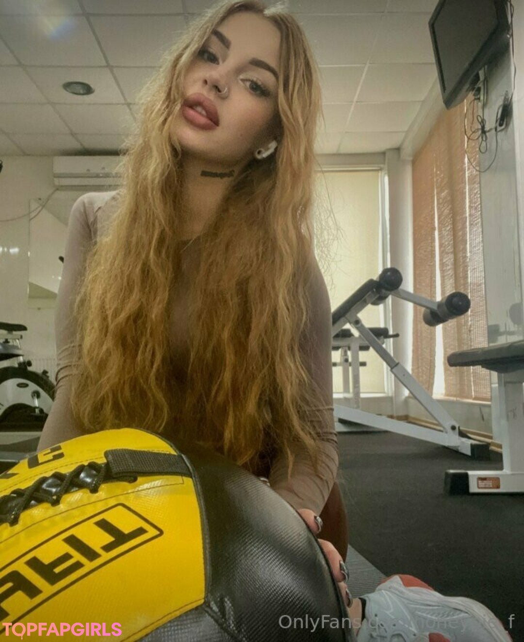 lesbian strapon onlyfans pornos photo