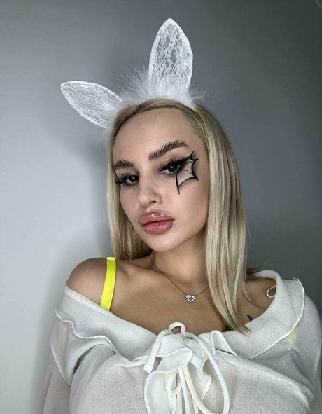 monikastray star hot photo