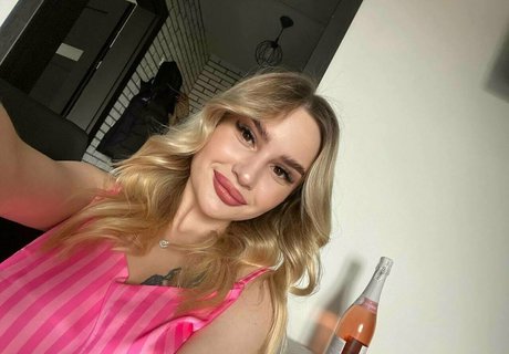 monikastray model art images