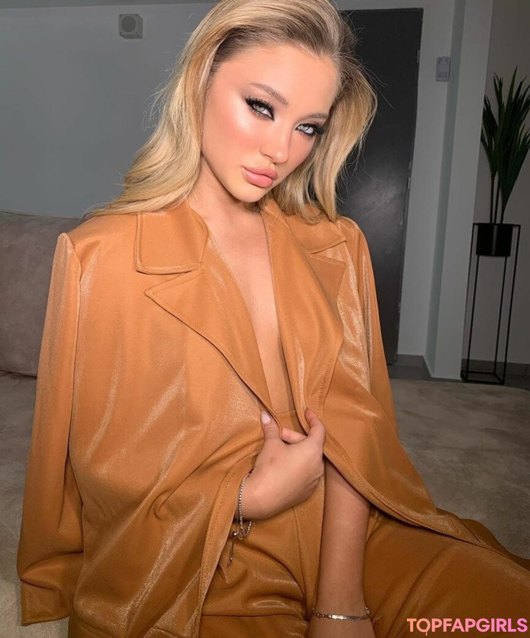 Alexandra Cohen adult model img