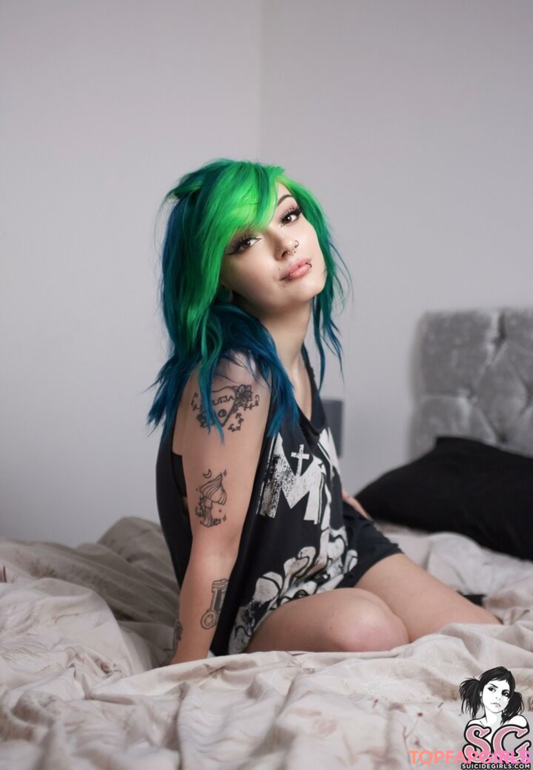 Altamethyst model free photo
